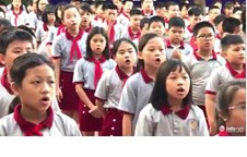 Hàng trăm học sinh hát bài 'Mẹ yêu ơi' lay động hàng triệu trái tim
